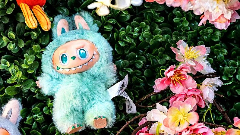 Uma Labubu em exposição na The Labu'Tique Shop em Anaheim, na quarta-feira, 25 de junho de 2025. Clientes locais e de fora da cidade vêm comprar tudo o que a Labubu oferece, incluindo diversas roupas e acessórios. (Foto: Mark Rightmire/MediaNews Group/Orange County Register via Getty Images)