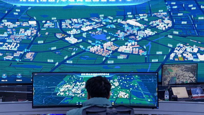 Funcionário trabalha em um centro de operação e gestão de redes automotivas em Wuxi, província de Jiangsu, no leste da China, que usa inteligência artificial para construir um centro de inovação industrial com influência global (Foto: Li Bo/Xinhua)