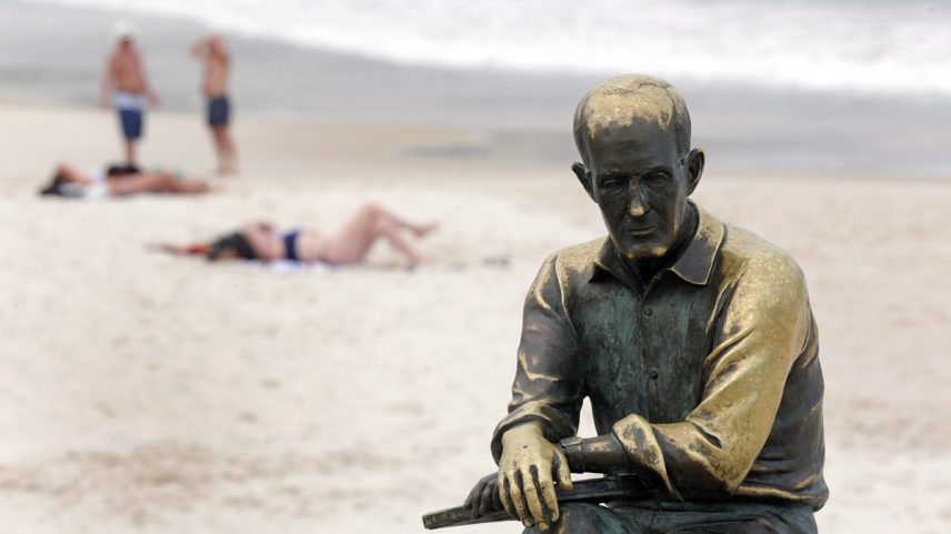 Estátua de Carlos Drummond Andrade, em Copacabana, continua sendo alvo de vandalismo. (Foto: Márcio Alves / Agência O Globo)