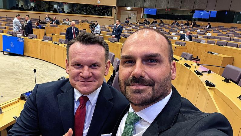 Eduardo Bolsonaro com o polonês Dominik Tarczynski (Foto: Reprodução/X Eduardo Bolsonaroi)