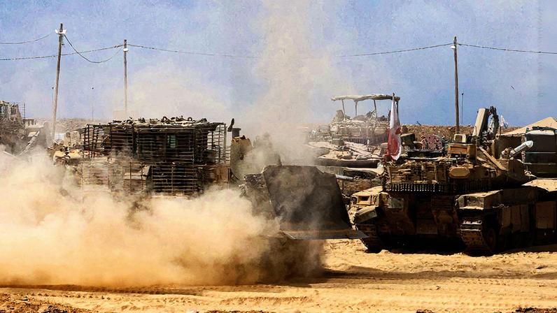 Veículos militares israelenses posicionados na fronteira com a Faixa de Gaza (Foto: Jack GUEZ / AFP)