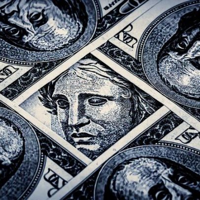 Dólar recua com valorização das commodities e alta do Ibovespa