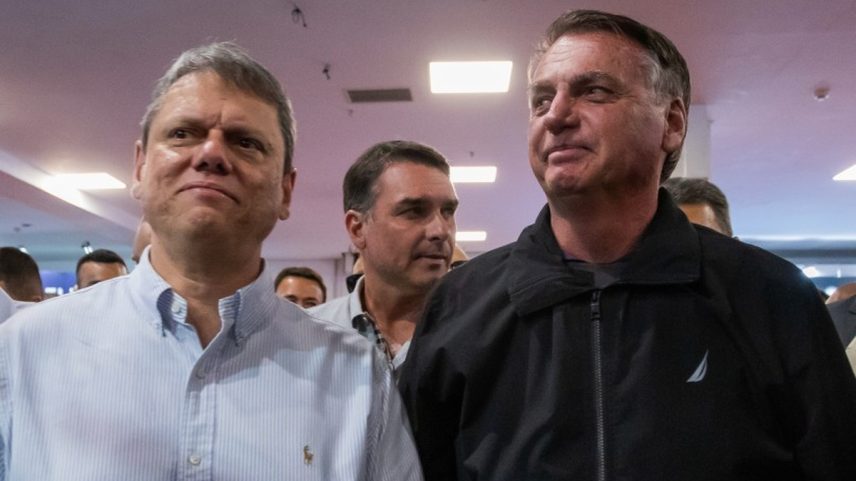 Governador de São Paulo, Tarcísio de Freitas, e o ex-presidente Jair Bolsonaro — Foto: Edilson Dantas/Agência O Globo/11-03-2023