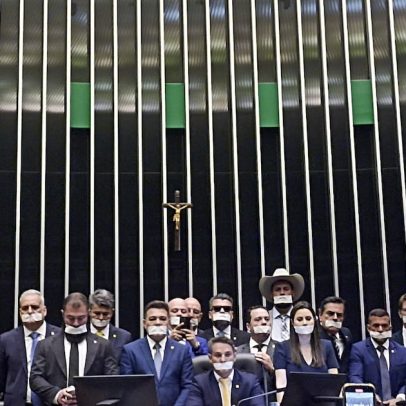 Deputados protestam na Câmara com esparadrapo na boca em apoio a Bolsonaro