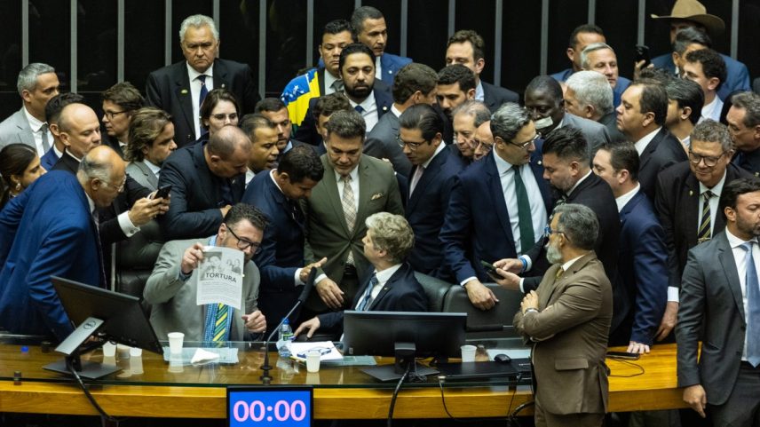 Motim de bolsonaristas que impediu Hugo Motta de ocupar a cadeira da presidência da Câmara só terminou com acordo para votar fim do foro privilegiado (Foto: Brenno Carvalho / Agência O Globo)