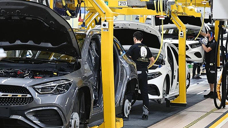 Uma visão geral das linhas de produção na fábrica de montagem da Mercedes-Benz em 4 de junho de 2025 em Rastatt, Alemanha. (Foto: Florian Wiegand | Getty Images News | Getty Images)
