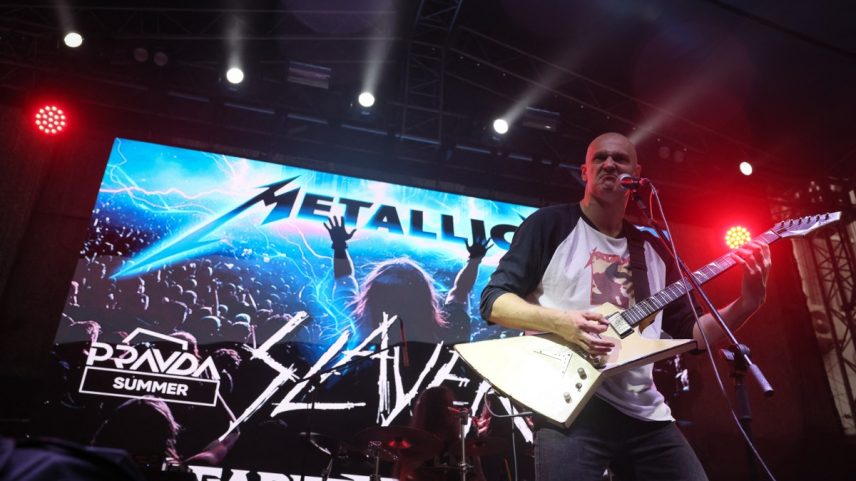 Dark Secret Love, banda cover de metal, faz show em Moscou: bandas cover ganham mais popularidade na Rússia com grupos ocidentais se recusando a tocar no país (Foto: Olesya KURPYAYEVA / AFP)