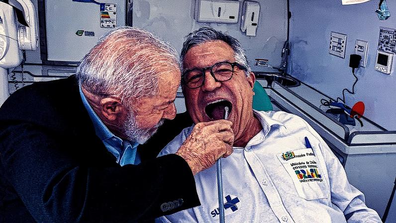 Em clima de campanha, o presidente Lula finge obturar um dente do ministro Alexandre Padilha, em Sorocaba (Foto: Ricardo Stuckert / PR)