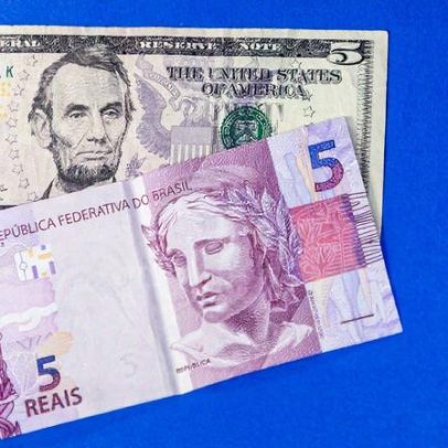 Dólar se mantém estável enquanto Bolsa registra queda à espera de medidas do governo