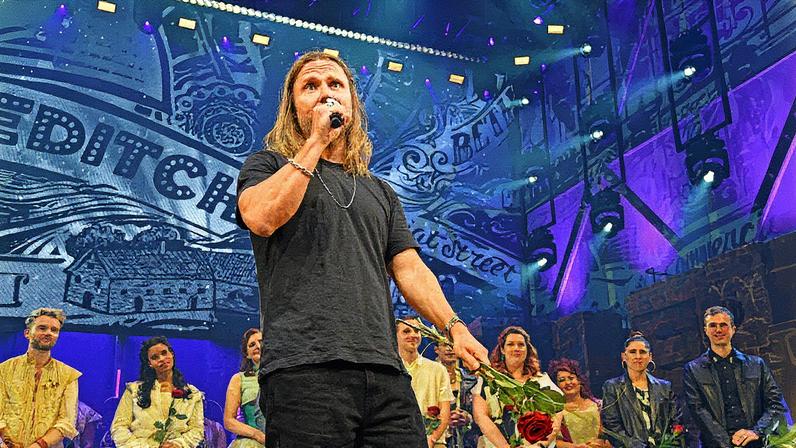 Os Backstreet Boys receberam um convidado muito especial em sua residência em Las Vegas no sábado, fazendo uma homenagem ao colaborador de longa data Max Martin que estava na plateia. (Foto: Reprodução)