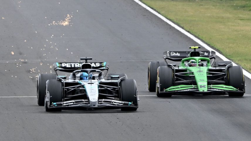 George Russel, da Mercedes, e Gabriel Bortoleto, da Sauber (verde), durante o GP da Hungria (Foto: Attila KISBENEDEK / AFP)