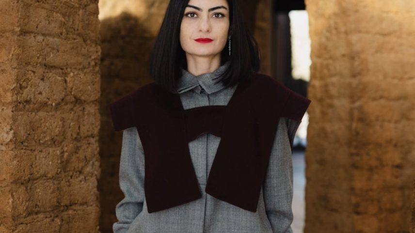 Meriem Berrada, diretora artística do Museu de Arte Contemporânea Africano Al Maaden, em uma das salas do centro artístico situado em Marrakech. (Foto: Ayoub El Bardii)