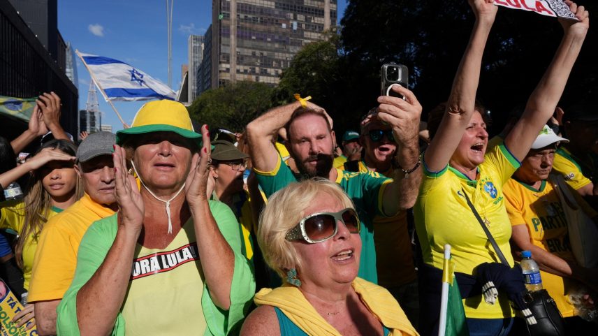 Pessoas se reúnem em apoio ao ex-presidente brasileiro Jair Bolsonaro, antes de seu julgamento no Supremo Tribunal Federal, na Avenida Paulista, São Paulo, Brasil, 29 de junho de 2025. (Foto: REUTERS/Alexandre Meneghini)