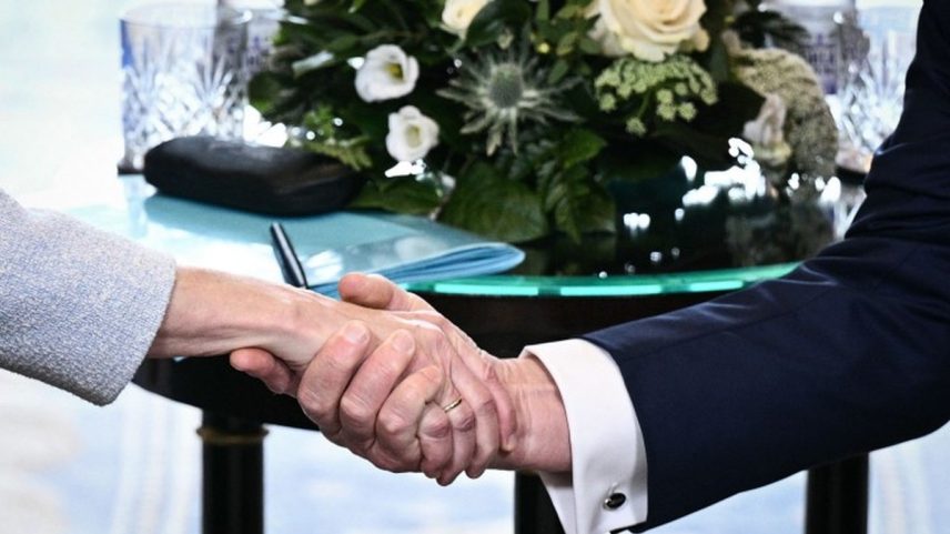 Ursula van der Leyen e Trump apertam as mãos na Escócia (Foto: AFP)