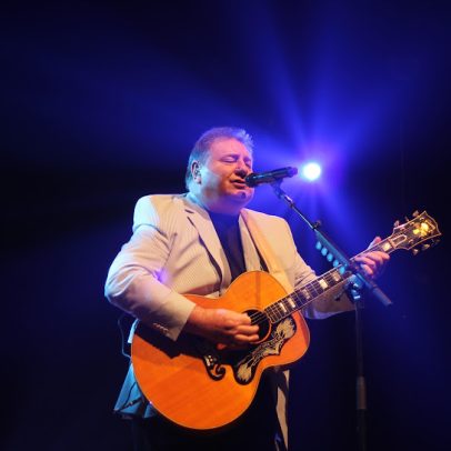 Frank Sinatra do rock retorna com lançamento que revive sua voz marcante