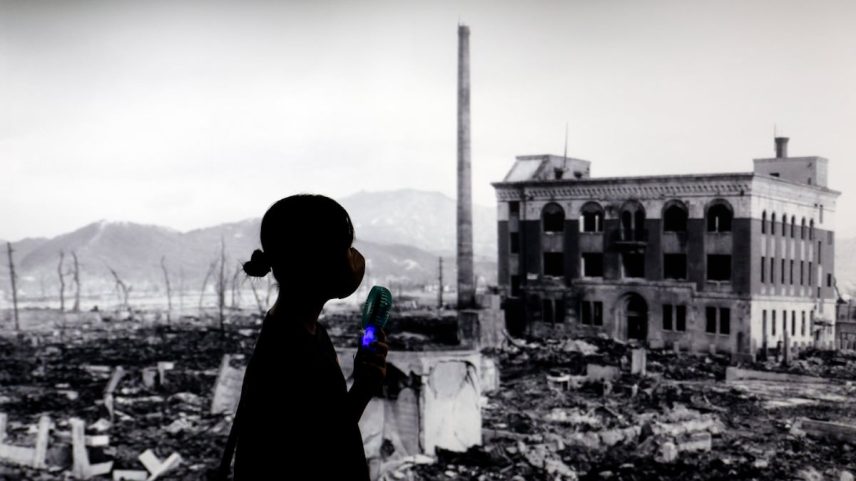 Um visitante passa por uma enorme imagem de Hiroshima devastada pelo primeiro bombardeio atômico do mundo no Museu Memorial da Paz de Hiroshima, 5 de agosto. (Foto: FRANCK ROBICHON/EFE)