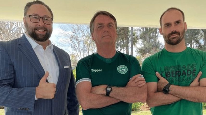 Jason Miller ao lado de Jair e Eduardo Bolsonaro (Foto: Reprodução/Twitter)