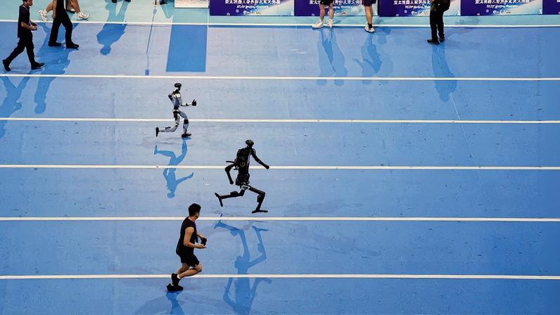 Robôs participam de corrida nas "Olimpíadas dos Robôs" na China (Foto: REUTERS/Tingshu Wang)