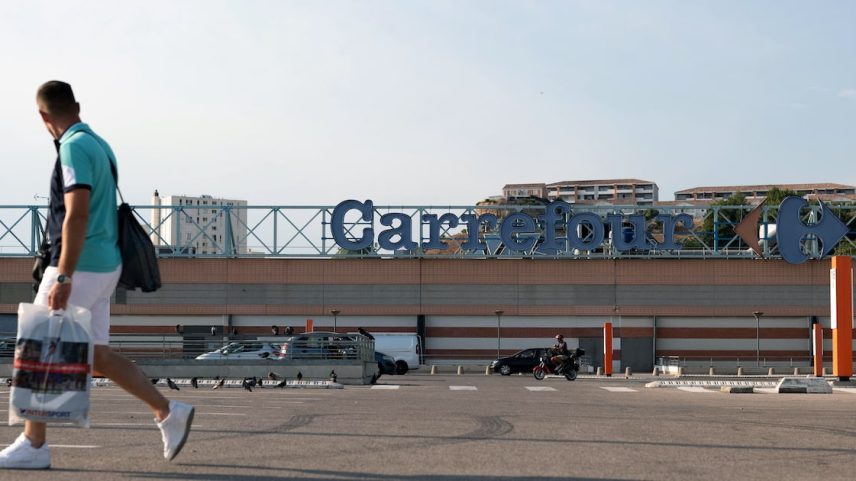 Loja da rede na França: grupo luta para competir em seu mercado doméstico e reduz a presença no exterior (Foto: Jeremy Sukur/Bloomberg)