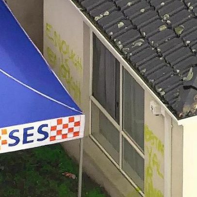 Homem é acusado de assassinar casal australiano em casa coberta de graffiti