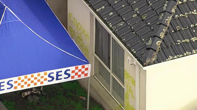 A polícia disse que investigará a grafitagem sprayada do lado de fora da unidade. (Foto: ABC)