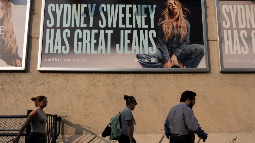 Campanha publicitária da American Eagle utilizando como reclamo a atriz Sydney Sweeney, em Nova York, este lunes. (Foto: DAVID 'DEE' DELGADO / REUTERS)
