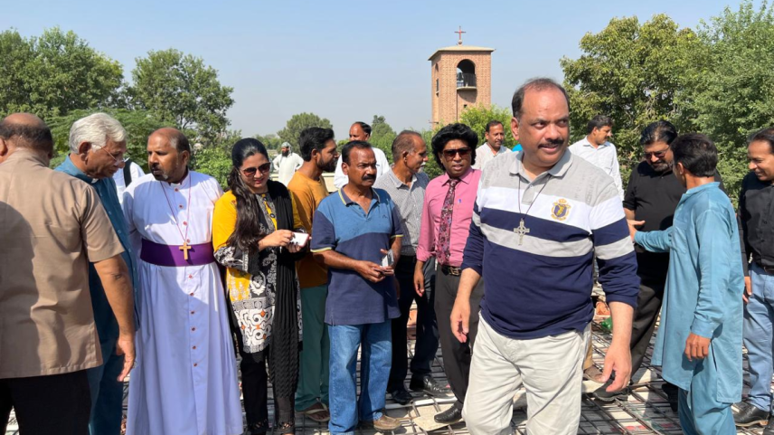 Majid Abel, em primeiro plano, revisa a nova construção do Seminário Teológico de Gujranwala. (Foto: Reprodução)