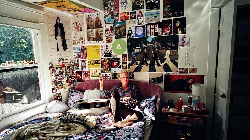 Josh Freese em sua casa, na Califórnia (Foto: Sinna Nasseri/The New York Times)