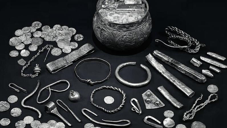 O tesouro contém 29 lingotes de prata, moedas e joias vikings dos séculos IX e X d.C (Foto: Divulgação/York Museums Trust)