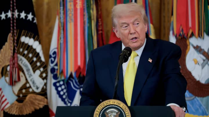 Donald Trump, presidente dos EUA, fala durante um evento para homenagear os recipientes da Medalha do Coração Púrpura na Sala Leste da Casa Branca em 7 de agosto de 2025, em Washington, DC. (Foto: Anna Moneymaker | Getty Images)