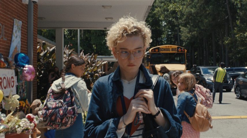 Julia Garner vive uma professora acusada de sequestrar crianças no terror 'A Hora do Mal' (Foto: Divulgação)