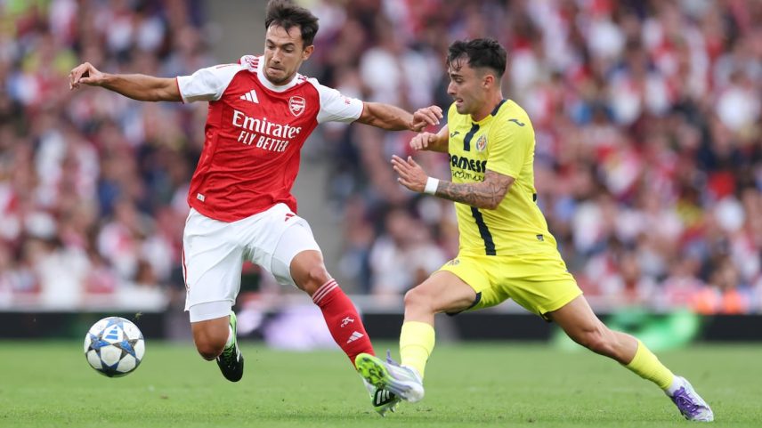Zubimendi disputa a bola com Moleiro, do Villarreal, em um duelo desta pré-temporada. (Foto: Catherine Ivill - AMA / Getty Images)