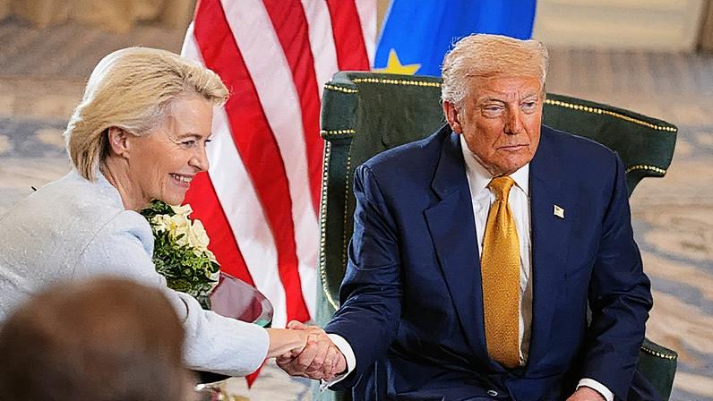 O presidente dos EUA, Donald Trump, aperta a mão da presidente da Comissão Europeia, Ursula von der Leyen, enquanto anuncia um acordo comercial com a UE no campo de golfe Trump Turnberry em 27 de julho de 2025, em Turnberry, Escócia. (Foto: Andrew Harnik | Getty Images News | Getty Images)