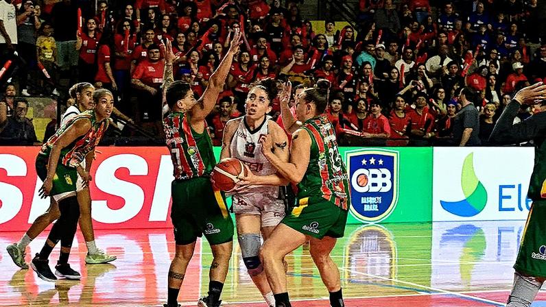 Sesi Araraquara e Sampaio Basquete durante quarto jogo das finais da LBF (Foto: João Pires/LBF)
