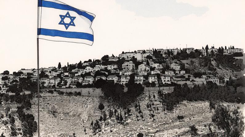 Bandeira israelense na Cisjordânia ocupada por Israel com assentamento Maale Adumim ao fundo (Foto: REUTERS/Ronen Zvulun)