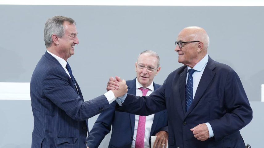 O CEO do Banco Sabadell, César González-Bueno (i), e o presidente da entidade, Josep Oliu (c), se felicitam durante a junta geral extraordinária de acionistas celebrada nesta quarta-feira na Fira de Sabadell. (Foto: David Zorrakino/Europa Press)