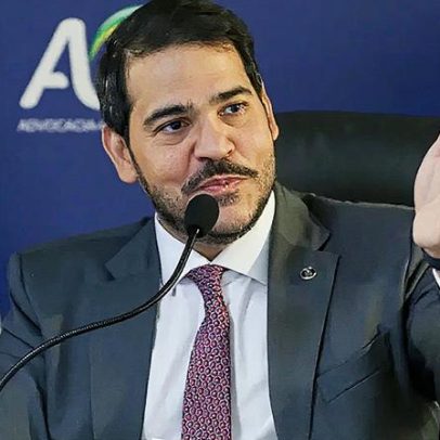 AGU busca recuperar R$ 18,9 milhões de Bolsonaro e Eduardo por contrato nos EUA