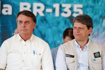 Jair Bolsonaro acompanhado de Tárcísio Gomes de Freitas. (Foto: Alan Santos/PR)
