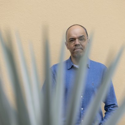 Caetano Galindo lança 'Na ponta da língua' e desafia o conceito de idioma puro