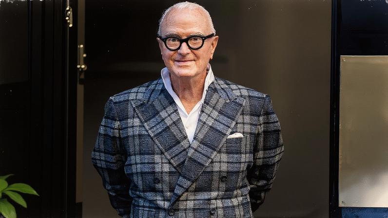Retrato do designer Manolo Blahnik em Londres (Foto: Reprodução)