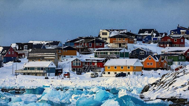 Icebergs flutuam na água ao largo de Nuuk, Groenlândia, em 07 de março de 2025. O presidente dos EUA, Donald Trump, intensificou suas reivindicações à Groenlândia (Foto: Odd Andersen / AFP)