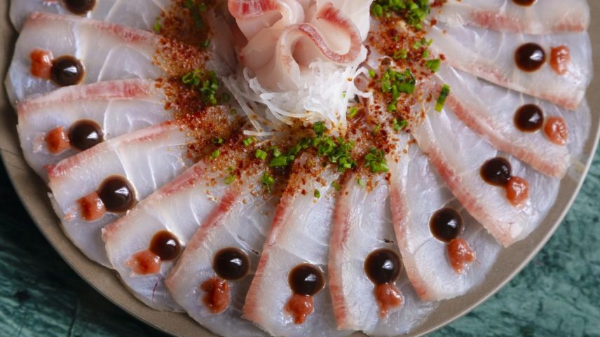 Ussuzukuri de peixe branco com molho ponzu e limão do Restaurante Mono, no Leblon (Foto: Leo Martins/ Agência O Globo)