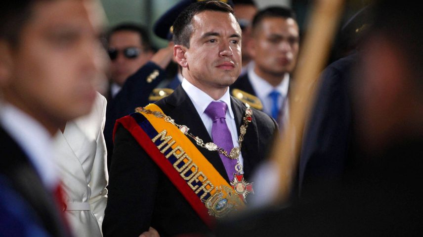 Presidente reeleito do Equador, Daniel Noboa, deixa a Assembleia Nacional após posse, em Quito (Foto: Galo Paguay - 24.mai.2025/AFP)