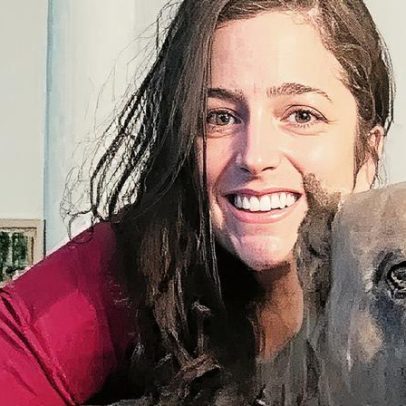 Mulher aguarda perdão de dívida estudantil após enfrentar fila da era Trump