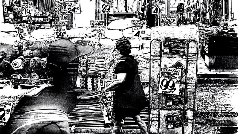 Comércio na Saara, região central do Rio: alta inadimplência freia consumo (Foto: Gabriel de Paiva)