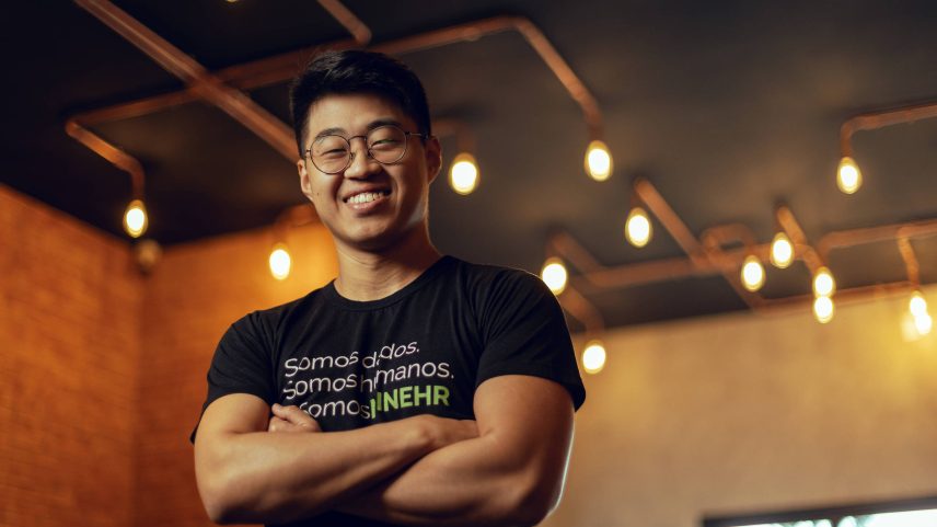 Renan Nishimoto, CEO e cofundador da startup Minehr, iniciou sua trajetória empreendedora ainda na graduação e, em 2018, liderou uma rede de 30 mil jovens empreendedores como presidente da Brasil Júnior (Foto: Lucas Seixas/Folhapress)