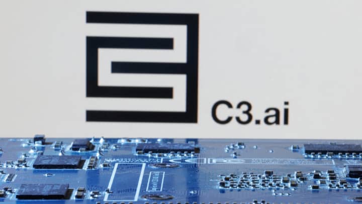 O logotipo da C3.ai é visto próximo a uma placa-mãe de computador nesta ilustração tirada em 8 de janeiro de 2024. (Foto: Dado Ruvic | Reuters)