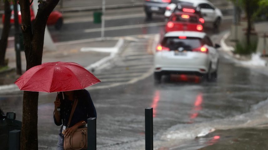 Pedestre com guarda-chuva na Bela Vista, na região central de São Paulo, em temporal que atingiu a cidade em 2024 (Foto: Maria Isabel Oliveira)