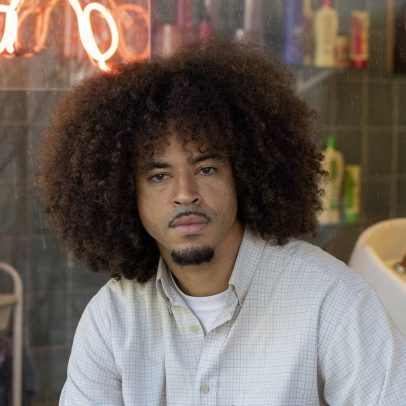 Rapper L7nnon retrata a vida nas periferias na série 'Dona de Mim'