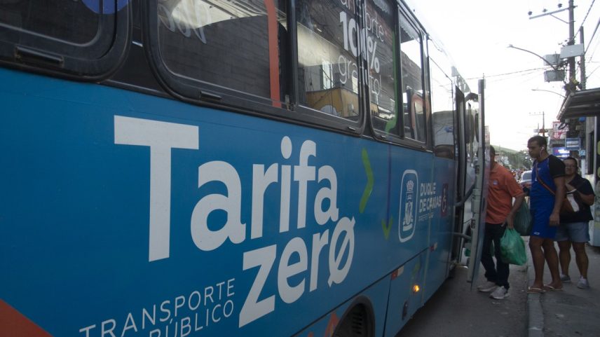 Ônibus Tarifa Zero no município de Duque de Caxias (RJ) (Foto: Domingos Peixoto / agência Globo)